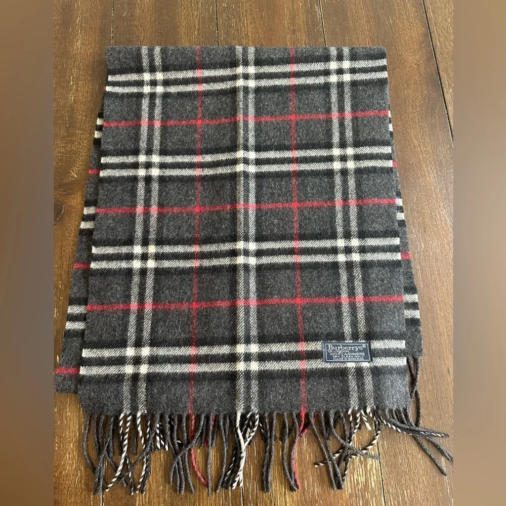Vintage Burberry's cashmere scarf